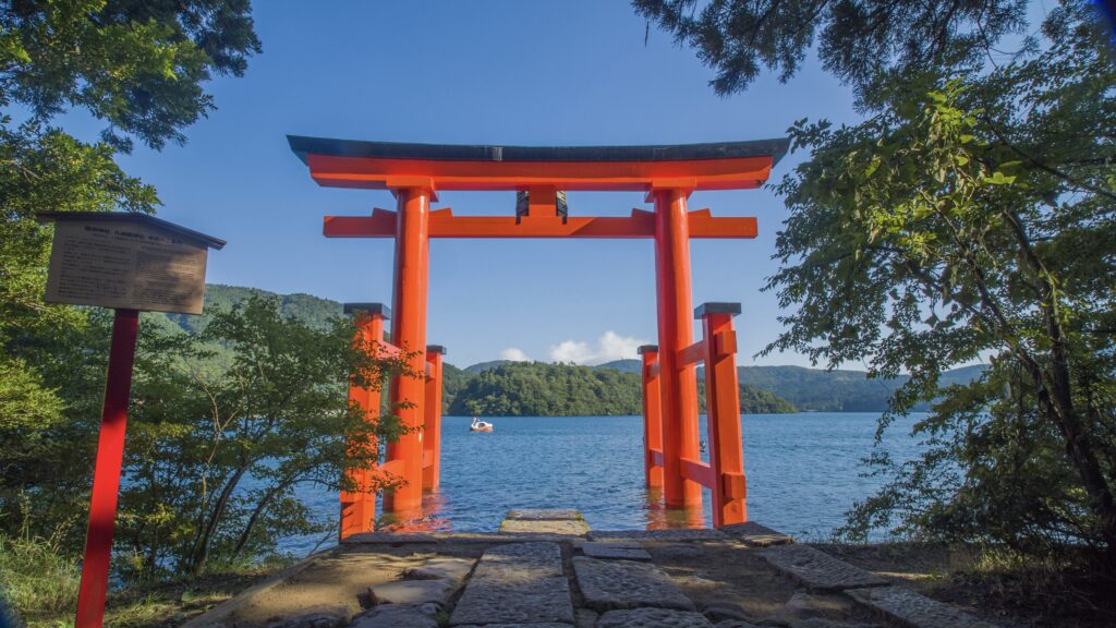 芦ノ湖湖畔の箱根神社