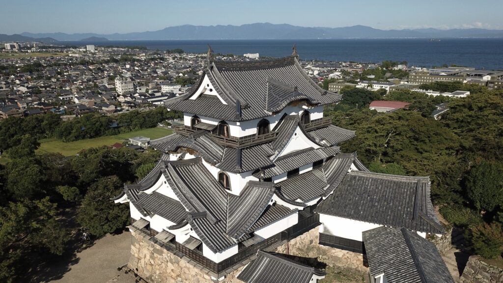 琵琶湖を背景とした彦根城