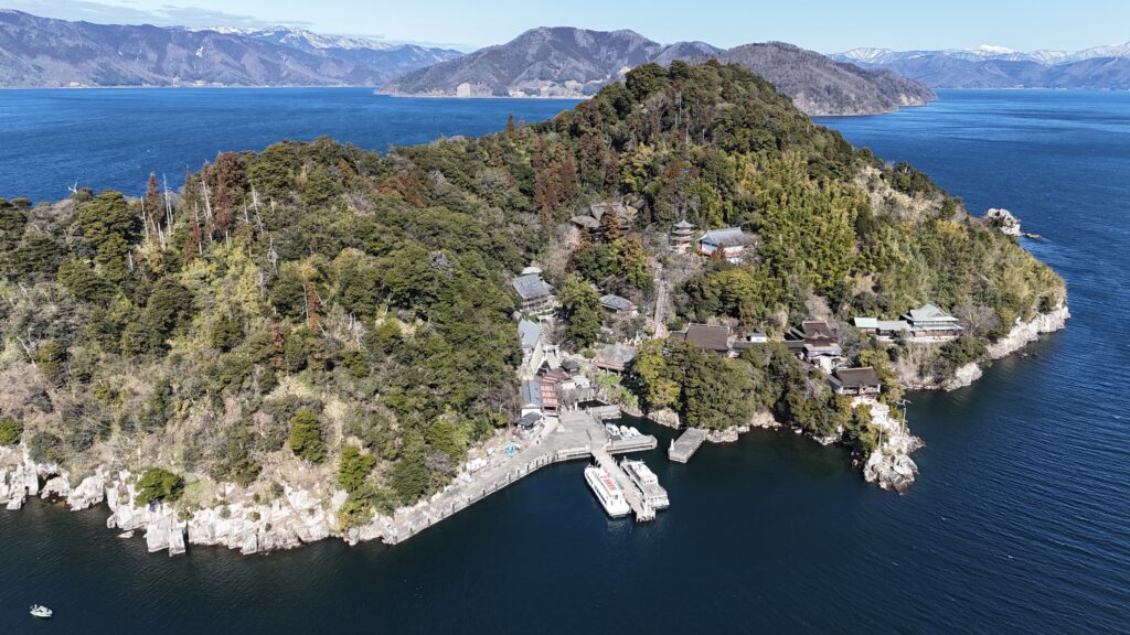 琵琶湖に浮かぶ竹生島