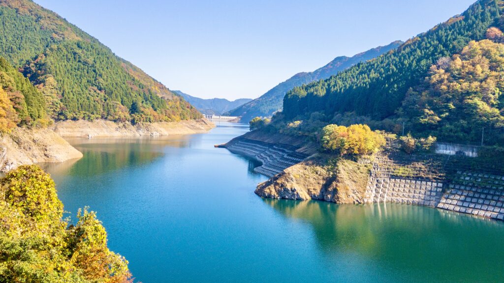 ダム湖の風景