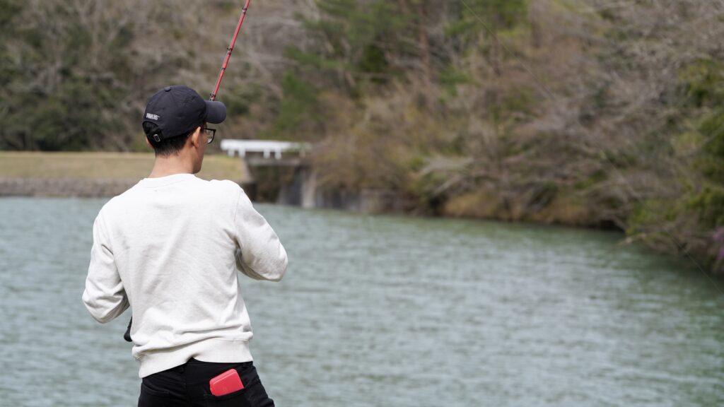 釣りやキャンプを楽しむ男性