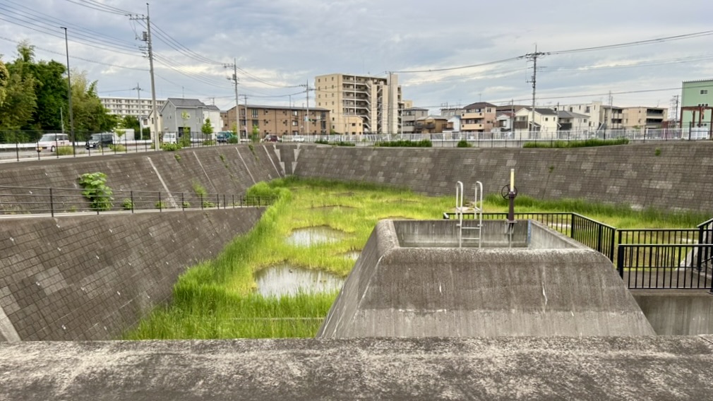 住宅地にある調整池