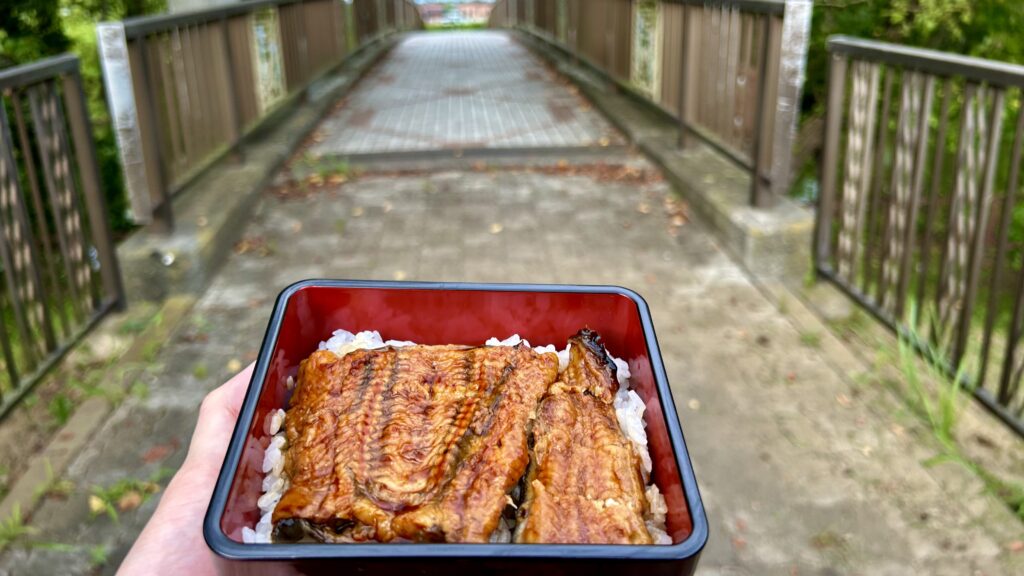 うな丼を持って沼へ向かう