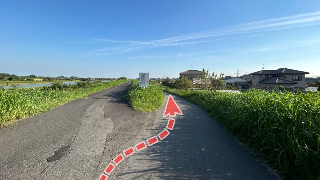 集落へ向かう堤防上の道