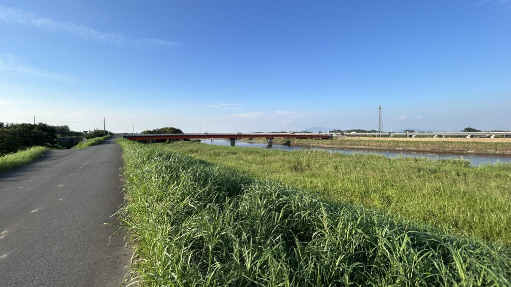 集落へ向かう堤防上の道