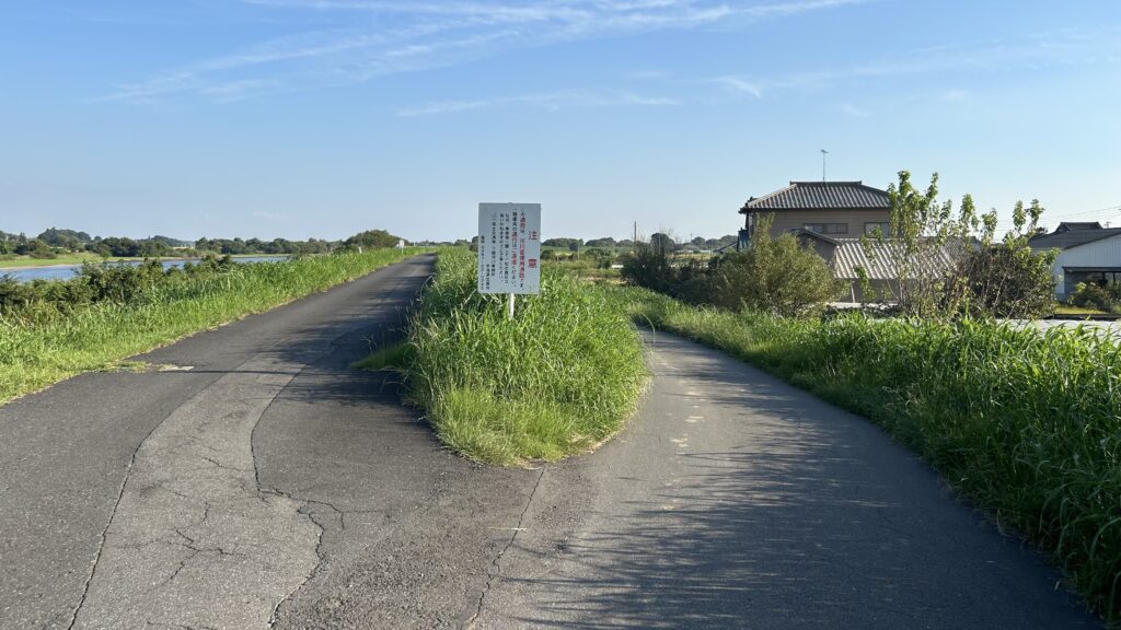 堤防道路が唯一の交通手段(上郷地区)