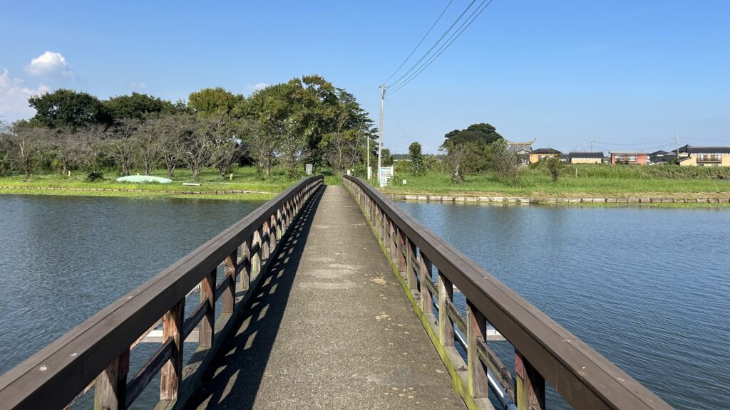 吉野橋は公園内で釣沼を渡るためのもの