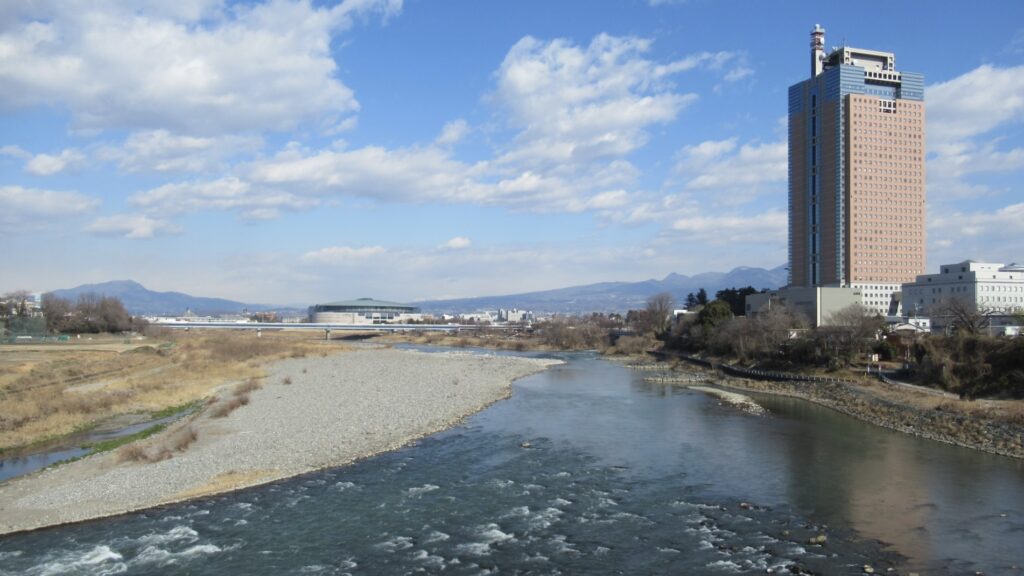 利根川対岸に群馬県庁