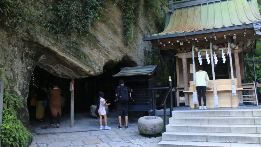 鎌倉の銭洗弁財天(宇賀福神社)