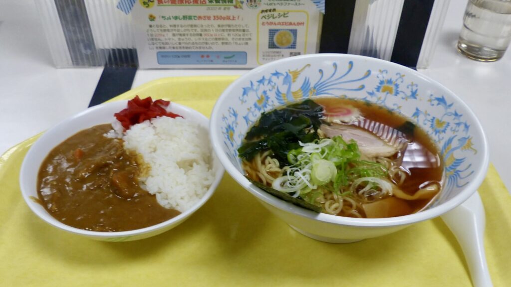 足立区役所北館地下食堂のラーメンカレーセット