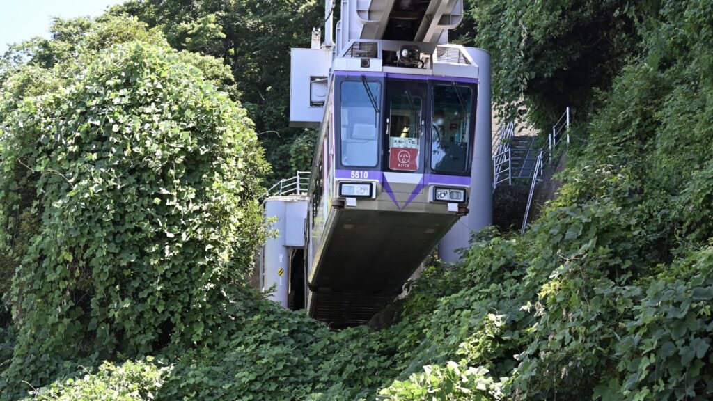 江ノ島駅に突き刺さる湘南モノレール