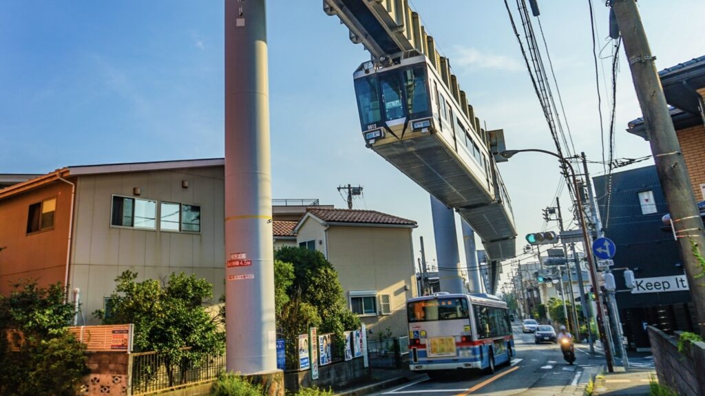 懸垂式モノレール特有の揺れのある湘南モノレール