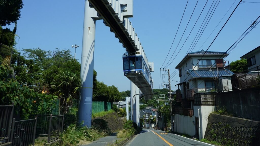 山間部を通るルートに敷設された湘南モノレール