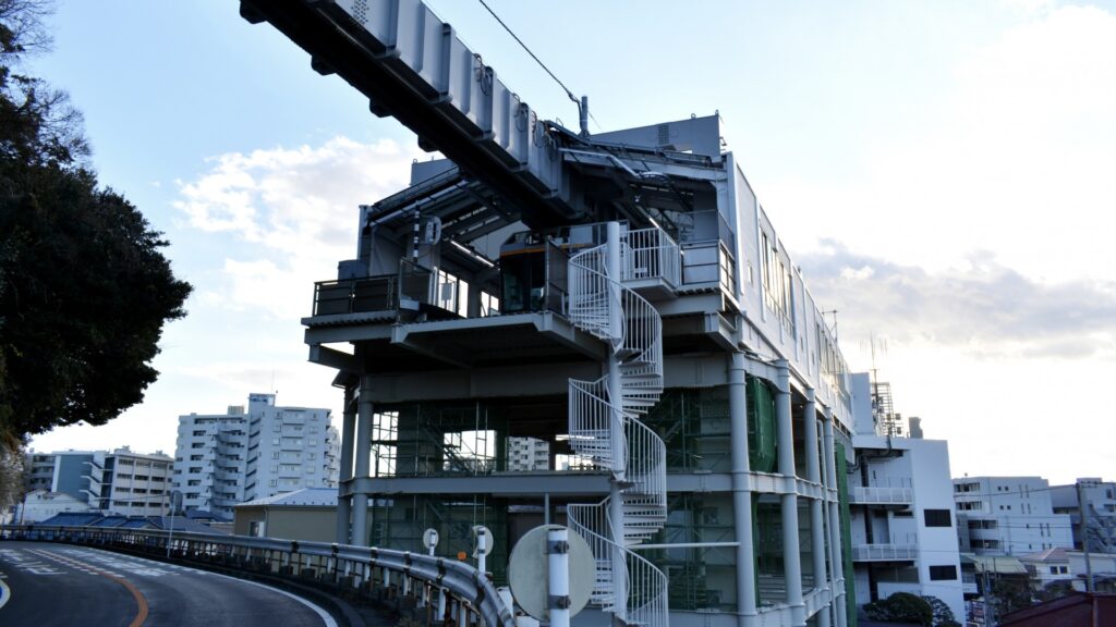 江ノ島駅に突き刺さる湘南モノレール