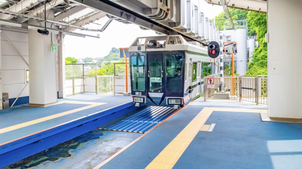 江ノ島駅に突き刺さる湘南モノレール