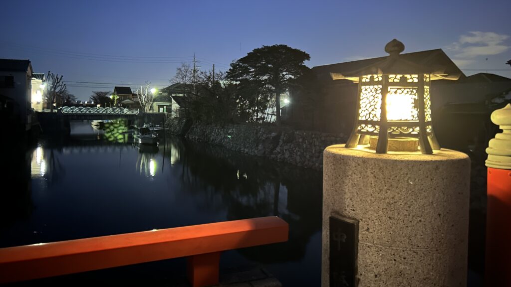 幻想的な夜の宿場町をほろ酔いで歩く